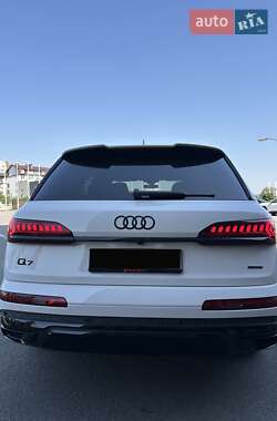 Позашляховик / Кросовер Audi Q7 2022 в 