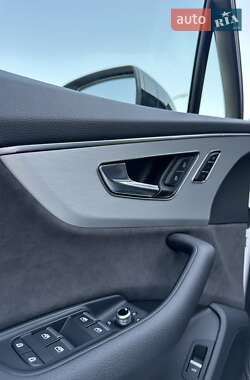 Позашляховик / Кросовер Audi Q7 2022 в 