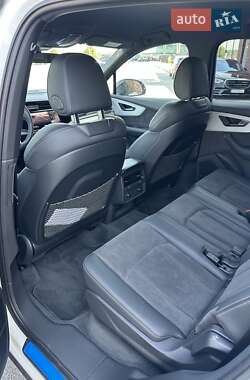 Позашляховик / Кросовер Audi Q7 2022 в 