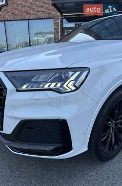 Позашляховик / Кросовер Audi Q7 2022 в 