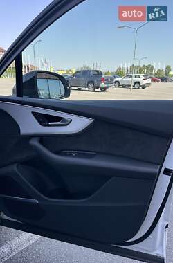 Позашляховик / Кросовер Audi Q7 2022 в 