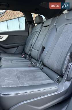 Позашляховик / Кросовер Audi Q7 2022 в 