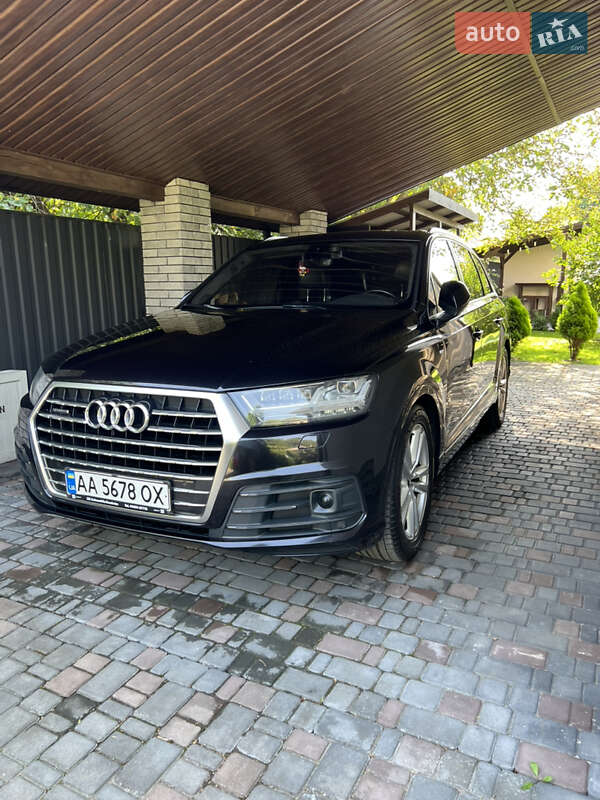 Внедорожник / Кроссовер Audi Q7 2016 в 