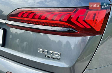 Позашляховик / Кросовер Audi Q7 2021 в 