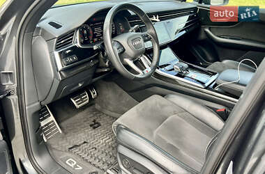 Позашляховик / Кросовер Audi Q7 2021 в 