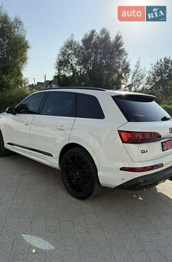 Позашляховик / Кросовер Audi Q7 2020 в 