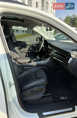 Позашляховик / Кросовер Audi Q7 2020 в 