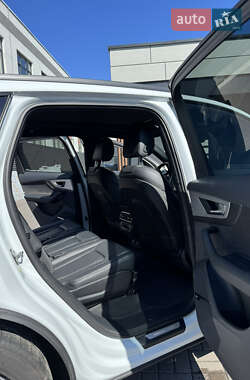 Внедорожник / Кроссовер Audi Q7 2017 в 