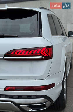 Позашляховик / Кросовер Audi Q7 2022 в 
