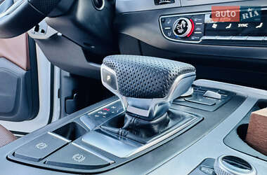 Позашляховик / Кросовер Audi Q7 2016 в 