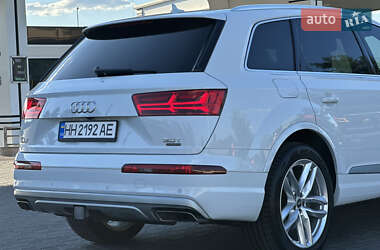Позашляховик / Кросовер Audi Q7 2018 в 
