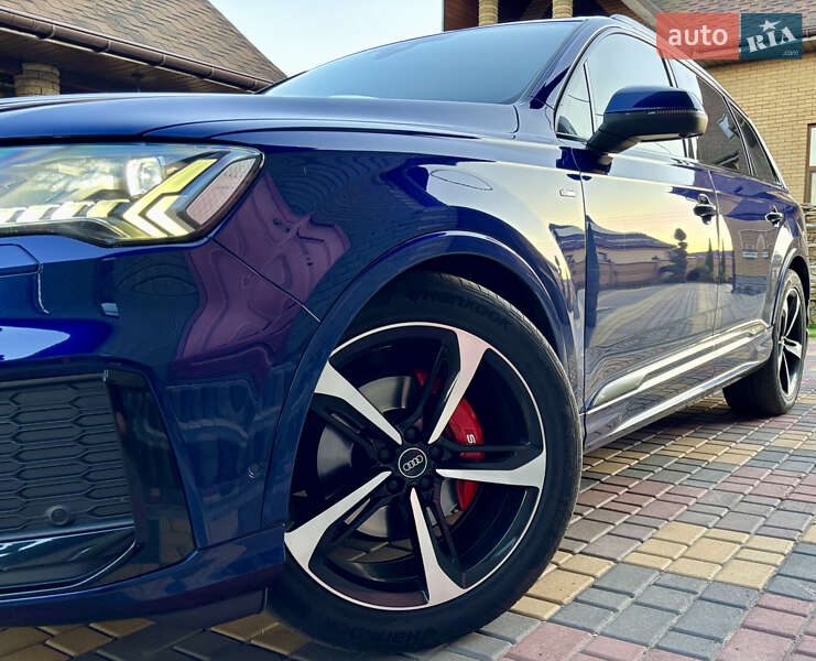 Позашляховик / Кросовер Audi Q7 2021 в 
