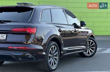Позашляховик / Кросовер Audi Q7 2022 в 