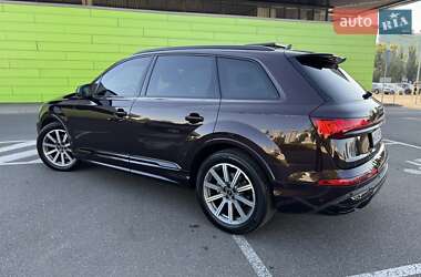 Позашляховик / Кросовер Audi Q7 2022 в 