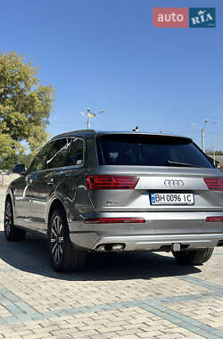 Позашляховик / Кросовер Audi Q7 2015 в 
