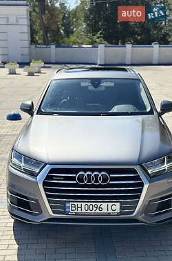 Позашляховик / Кросовер Audi Q7 2015 в 