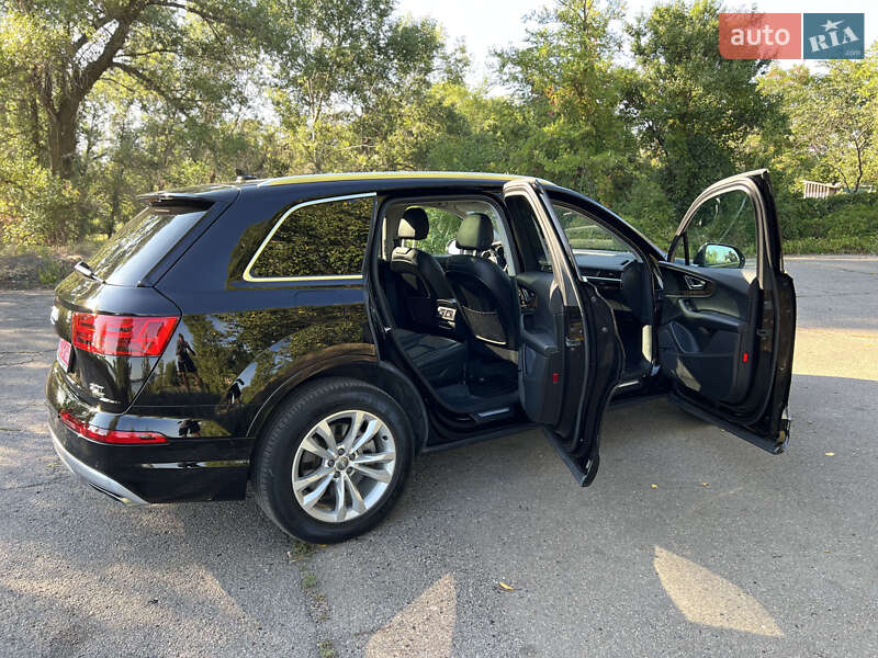 Позашляховик / Кросовер Audi Q7 2018 в Зміїві