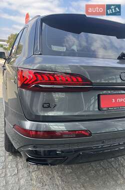 Позашляховик / Кросовер Audi Q7 2022 в 