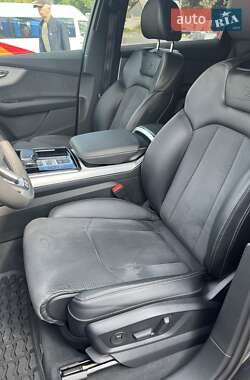 Позашляховик / Кросовер Audi Q7 2022 в 