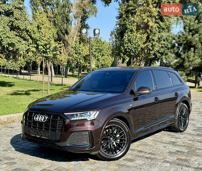 Позашляховик / Кросовер Audi Q7 2020 в 