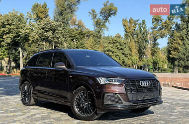 Позашляховик / Кросовер Audi Q7 2020 в 