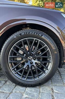 Позашляховик / Кросовер Audi Q7 2020 в 