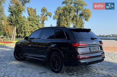 Позашляховик / Кросовер Audi Q7 2020 в 
