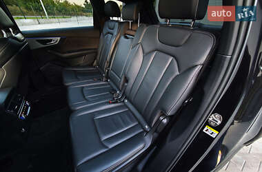 Позашляховик / Кросовер Audi Q7 2018 в 