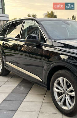 Позашляховик / Кросовер Audi Q7 2017 в 