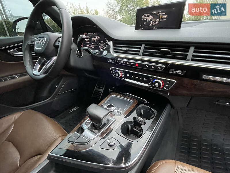 Позашляховик / Кросовер Audi Q7 2016 в Рівному