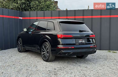 Позашляховик / Кросовер Audi Q7 2023 в 
