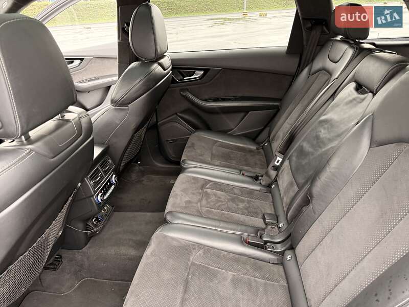 Позашляховик / Кросовер Audi Q7 2016 в Сиховому