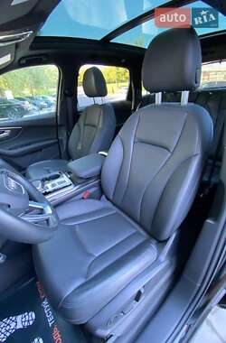 Позашляховик / Кросовер Audi Q7 2021 в 
