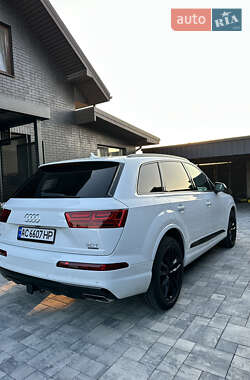 Внедорожник / Кроссовер Audi Q7 2017 в 