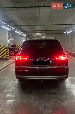 Внедорожник / Кроссовер Audi Q7 2015 в 