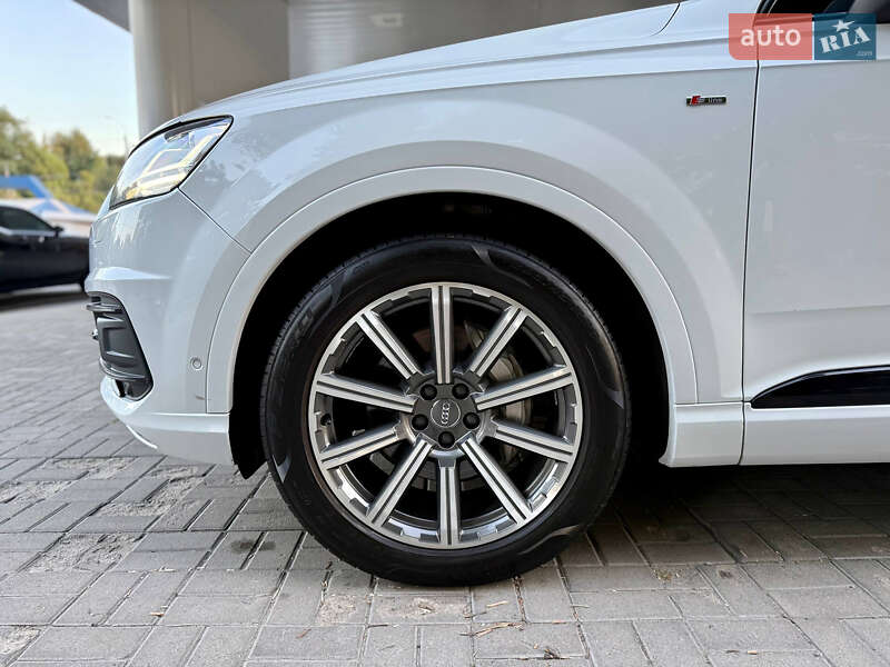 Позашляховик / Кросовер Audi Q7 2015 в Дніпрі