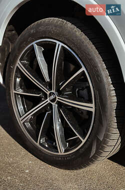 Позашляховик / Кросовер Audi Q7 2020 в 