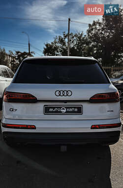 Позашляховик / Кросовер Audi Q7 2020 в 