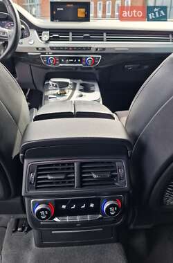 Внедорожник / Кроссовер Audi Q7 2017 в 