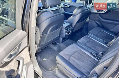 Позашляховик / Кросовер Audi Q7 2018 в 