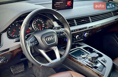 Позашляховик / Кросовер Audi Q7 2018 в 