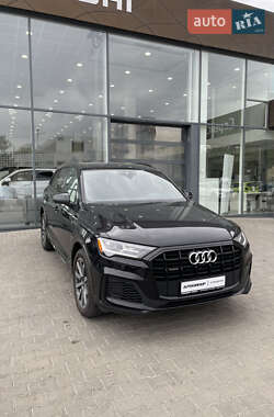 Позашляховик / Кросовер Audi Q7 2021 в 