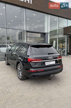 Позашляховик / Кросовер Audi Q7 2021 в 