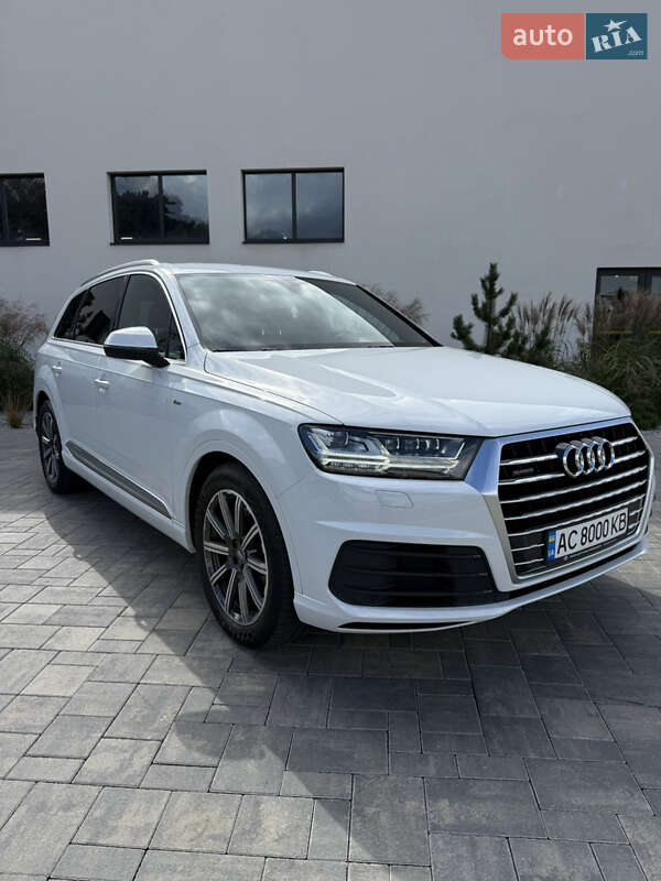 Внедорожник / Кроссовер Audi Q7 2016 в 