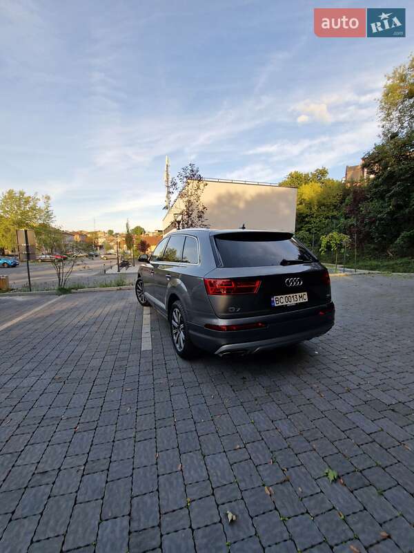 Внедорожник / Кроссовер Audi Q7 2016 в 
