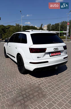Позашляховик / Кросовер Audi Q7 2017 в 