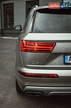 Внедорожник / Кроссовер Audi Q7 2016 в 