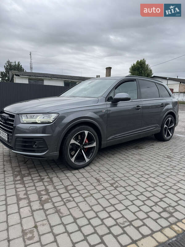 Позашляховик / Кросовер Audi Q7 2017 в Рокитному