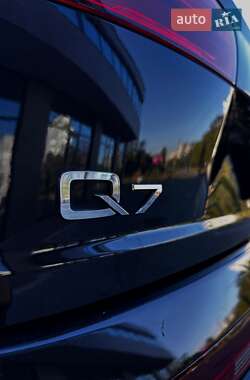 Внедорожник / Кроссовер Audi Q7 2016 в 