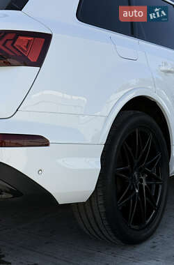 Позашляховик / Кросовер Audi Q7 2020 в 